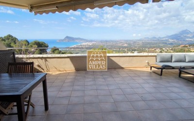 Precioso y acogedor apartamento con vistas panorámicas al mar y las montañas.